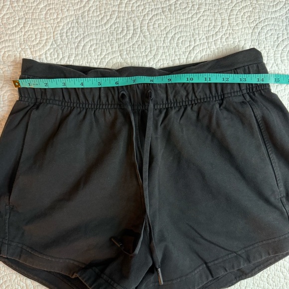 Lululemon Athletica Black Athletic Shorts Inner Glow size 6 - Picture 7 of 11